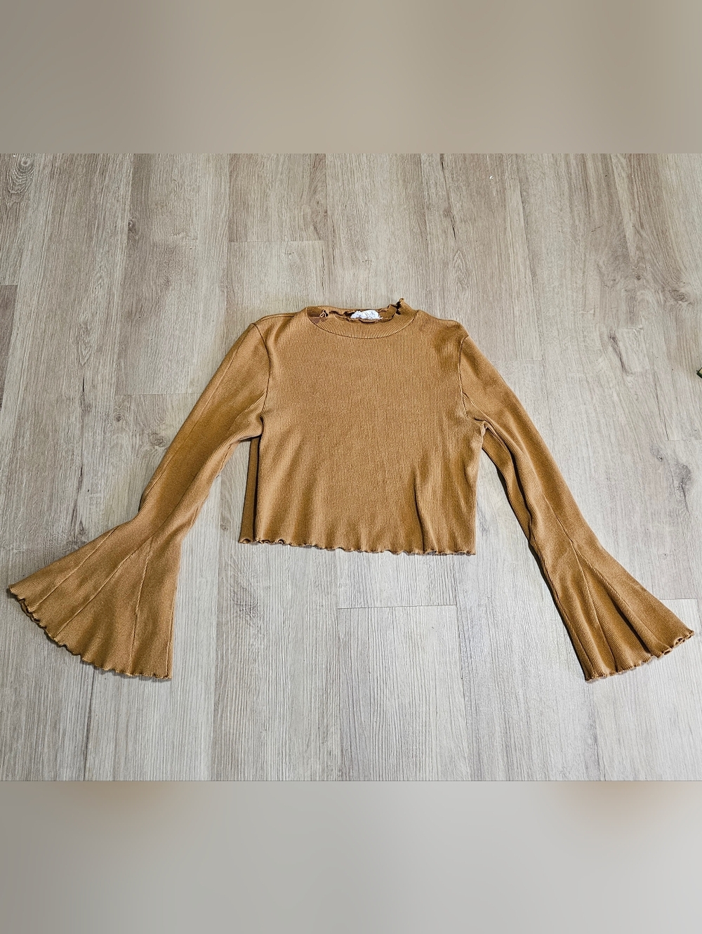 Love Riche Cropped Lond Bell Sleeved Top in Camel/Tan Size Medium